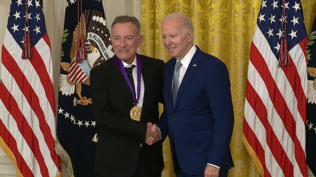 Bruce Springsteen ontvangt National Medal of Arts uit de handen van Joe Biden.